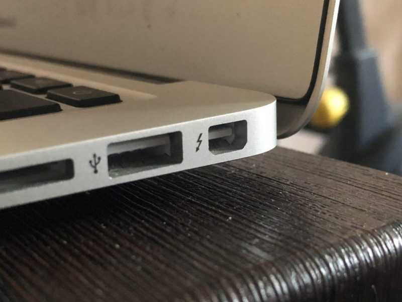 Порты USB-A и Thunderbolt второго поколения в MacBook Air 2015 года